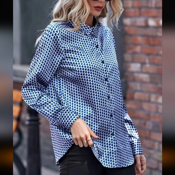 3/$30 Stylish Blue Patterned Women's Top - Picture 5 of 8